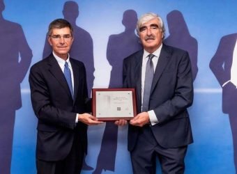 Entrega placa premio