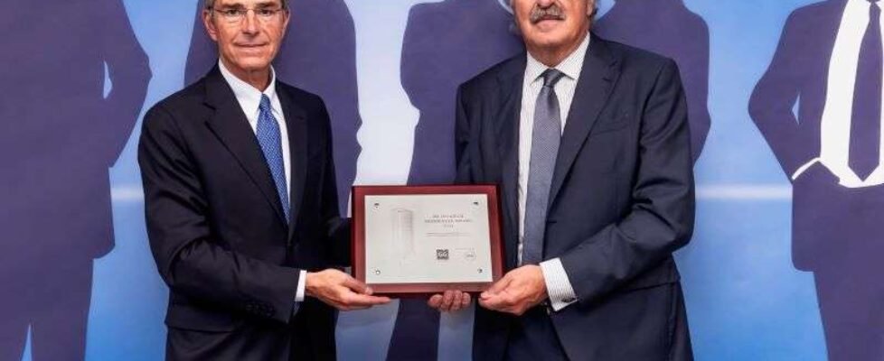 Entrega placa premio