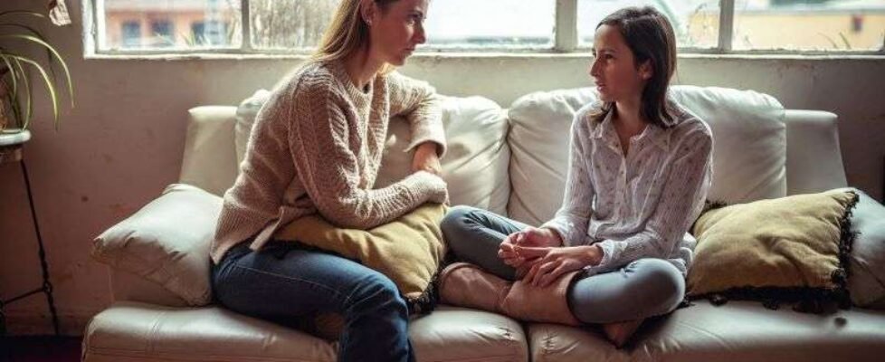 madre e hija conversan serenamente