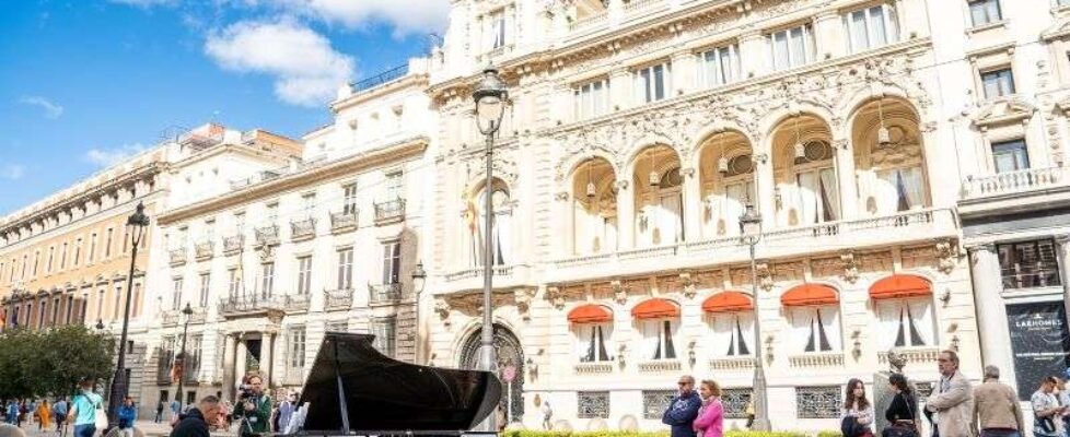 Tu ciudad se llena de pianos (1)_