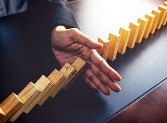 flecha crisis caída