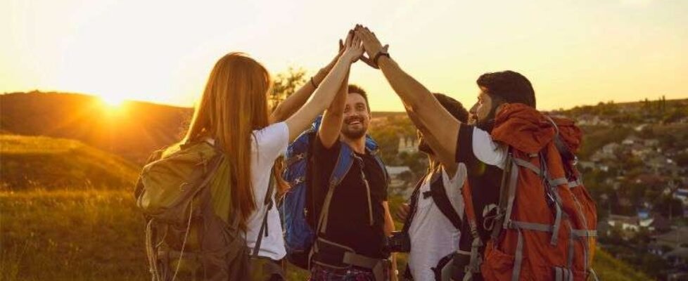 amigos de excursión por el campo