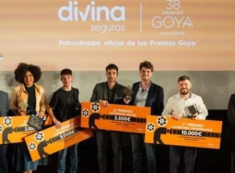 Foto familia ganadores-cortos divinos 2024-divina seguros