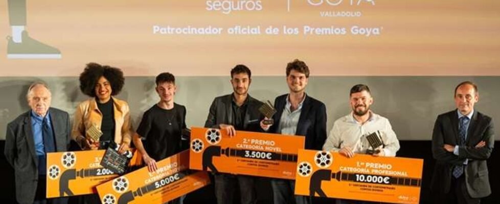 Foto familia ganadores-cortos divinos 2024-divina seguros