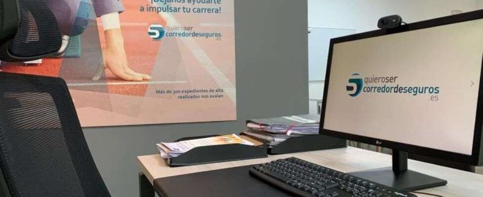 Mi mesa y ordenador 2020 (4)