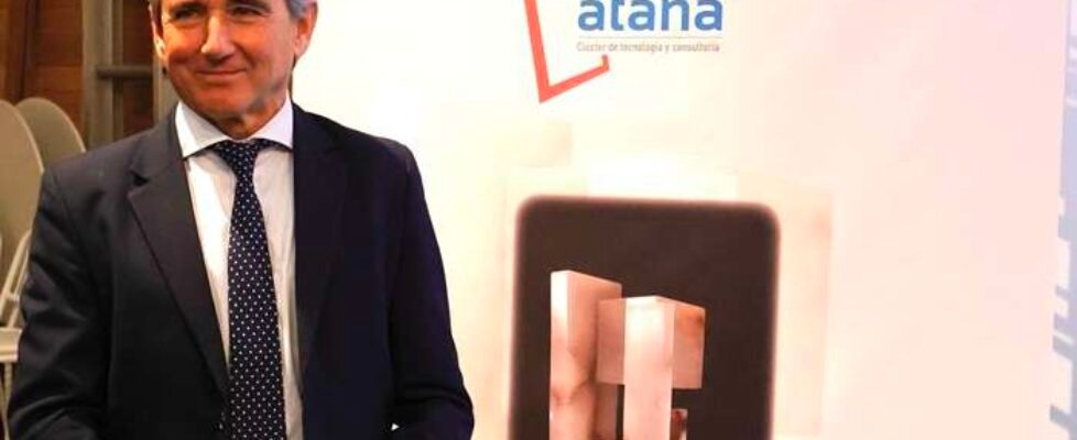 Víctor Lizarraga recibe el Premio al Mejor CIO de Navarra