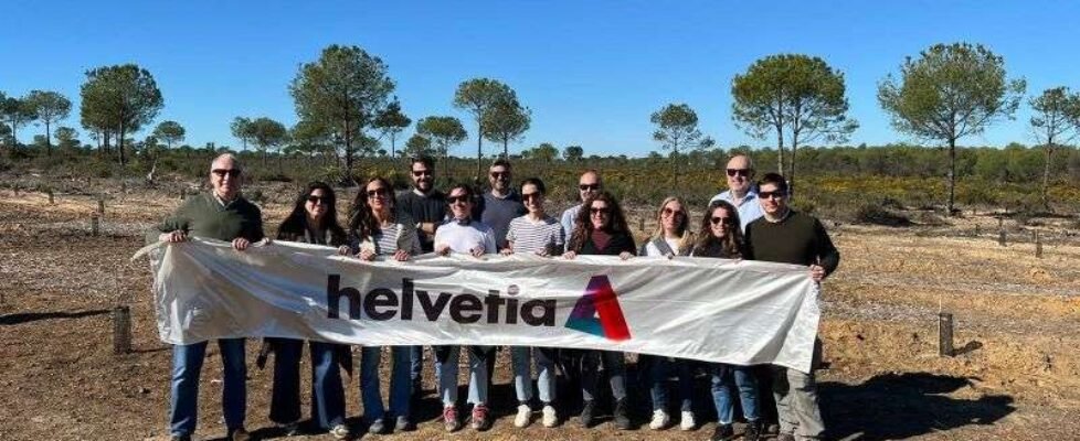 Empleados de Helvetia Seguros participan en la reforestación de Doñana