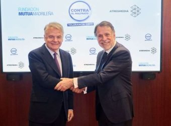 Ignacio Garralda (izq.) y José Creuheras en la renovación de Tolerancia Cero