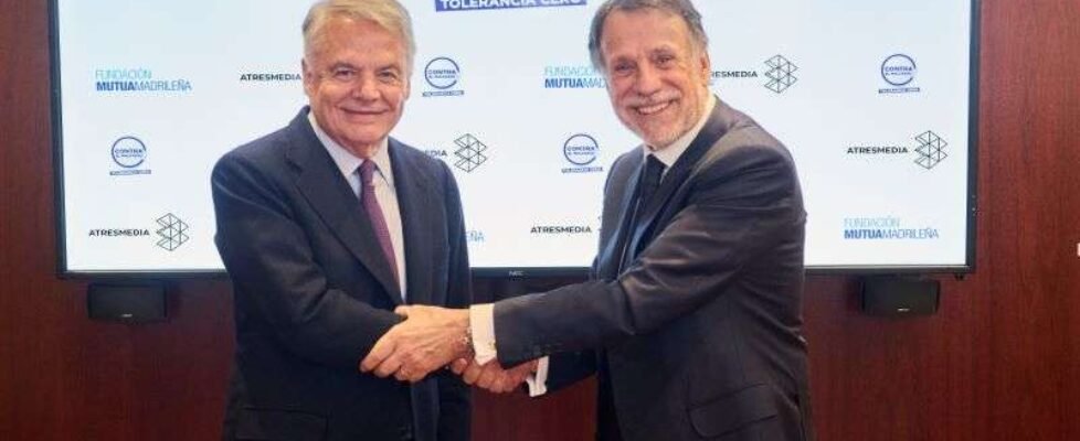 Ignacio Garralda (izq.) y José Creuheras en la renovación de Tolerancia Cero