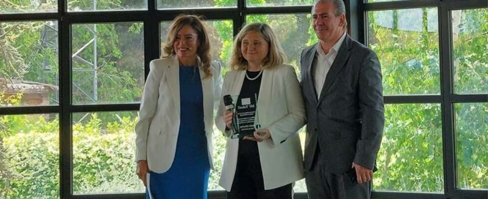 MALU DELICADO RECOGIENDO EL PREMIO