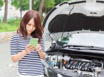 Mujer con móvil-avería-siniestro-coche-auto