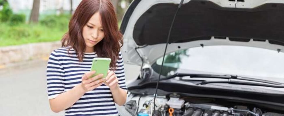 Mujer con móvil-avería-siniestro-coche-auto