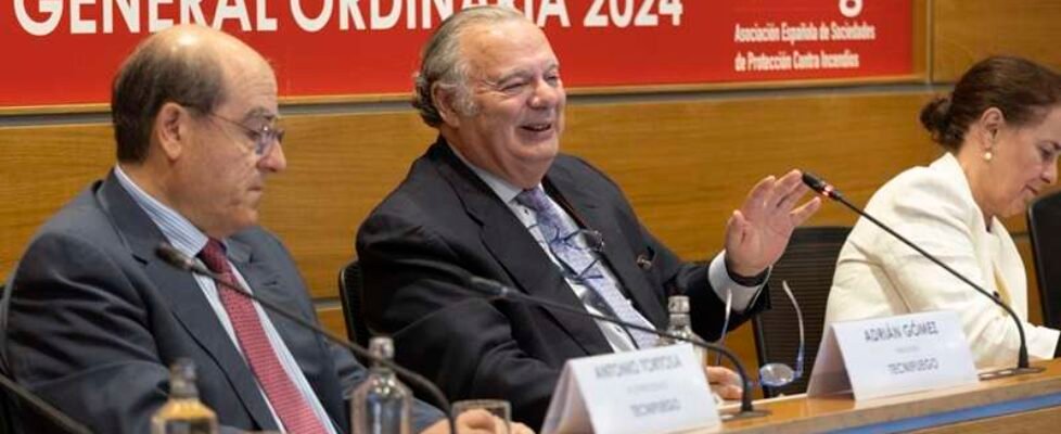 A Tortosa, A Gómez y M Peraza Asamblea General TECNIFUEGO 2024