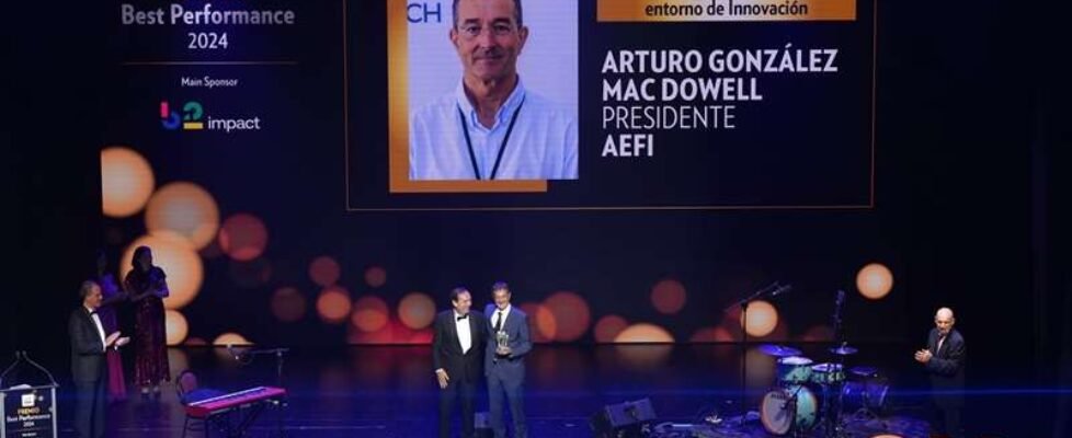 presidente de la AEFI, Arturo González Mac Dowell-premio