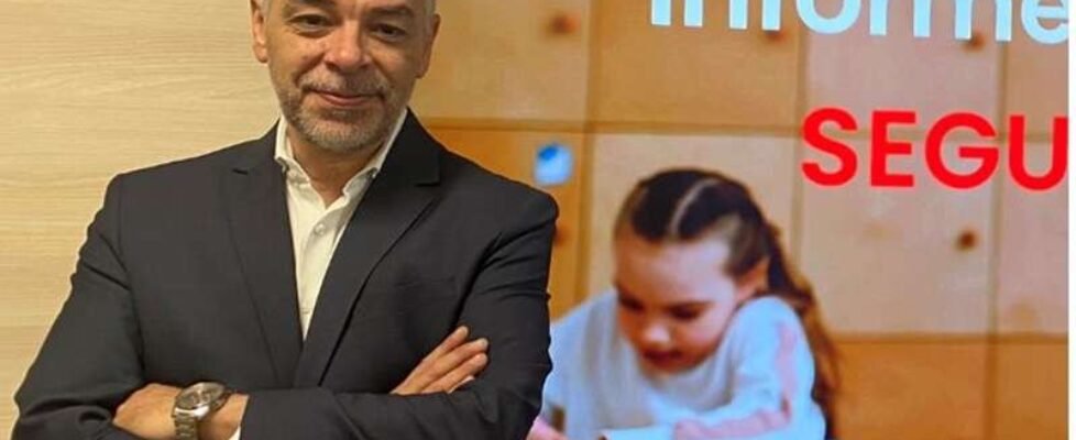 Ángel Crespo presentando el Seguro Escolar-mapfre