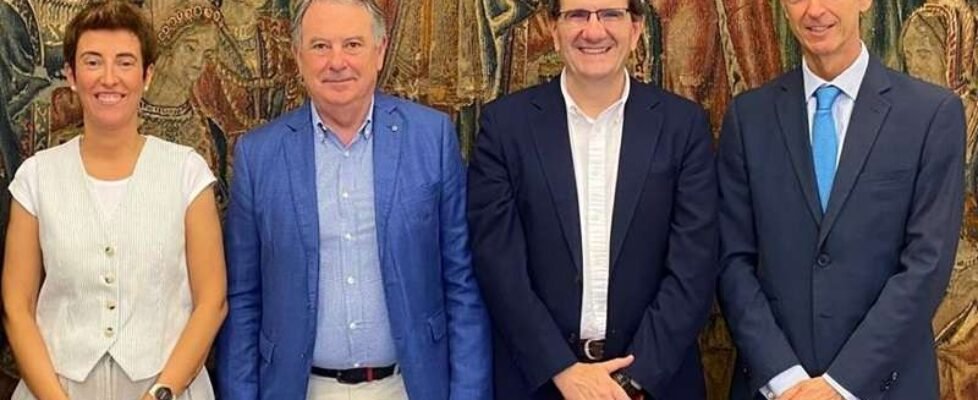 Nuria Ruiz, junto a Javier Aguirregabiria, Juan José Etxeberria y el Dr. Nicolás Guerra-IMQ-Deusto