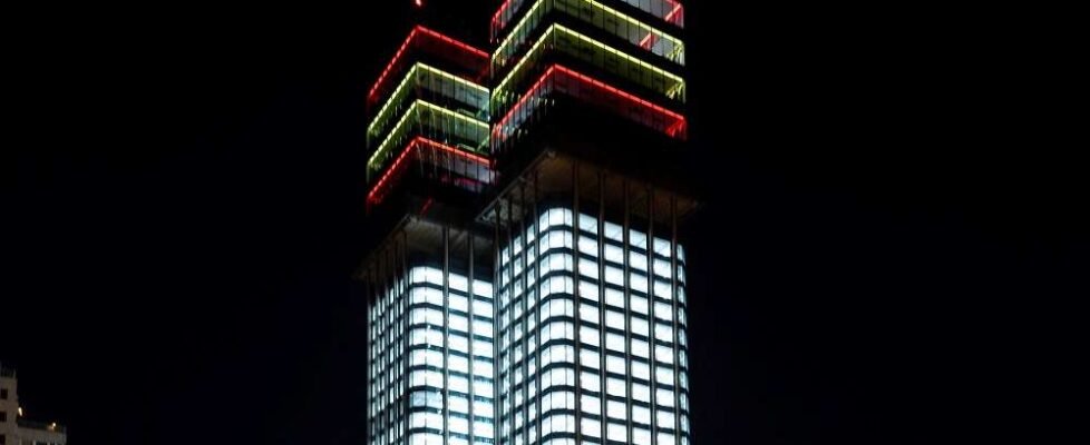 Torres Colón Iluminada con la bandera de España 2 (002)