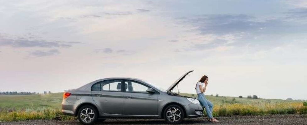 AXA Partners Mujer con coche en carretera