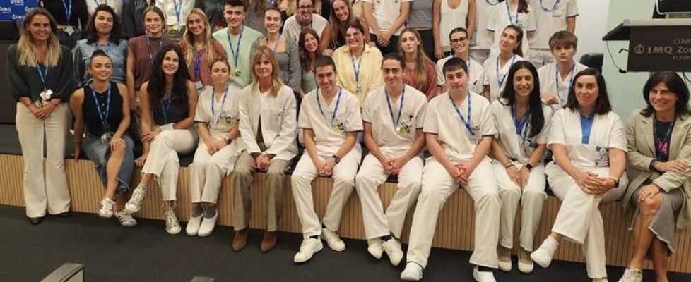 Alumnado Medicina y Enfermería con responsables de IMQ