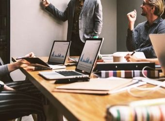 equipo-trabajo-ejecutivos-estadística-gratuita