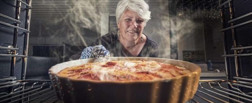 senior-persona-mayor-cocina-casa-hogar-alimentacion-salud-gratuita