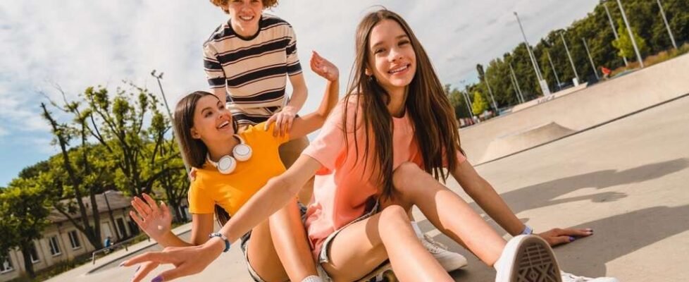 Happy,Teenagers,School,Pupils,Classmates,Students,Having,Fun,Skateboarding,Together