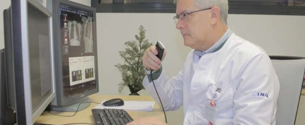 Gonzalo Solís, en su consulta de la Clínica IMQ Zorrotzaurre