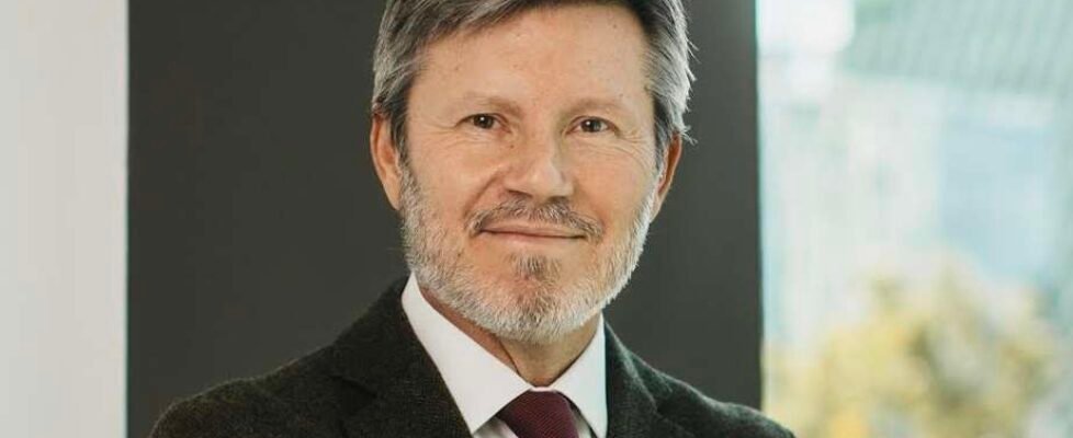 Alkora director general