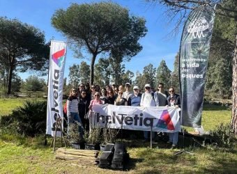 Empleados de Helvetia colaboran con la plantación en Doñana