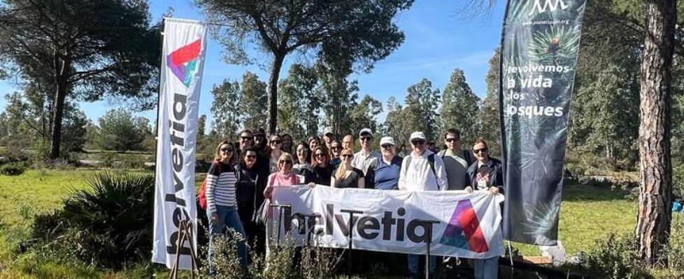 Empleados de Helvetia colaboran con la plantación en Doñana