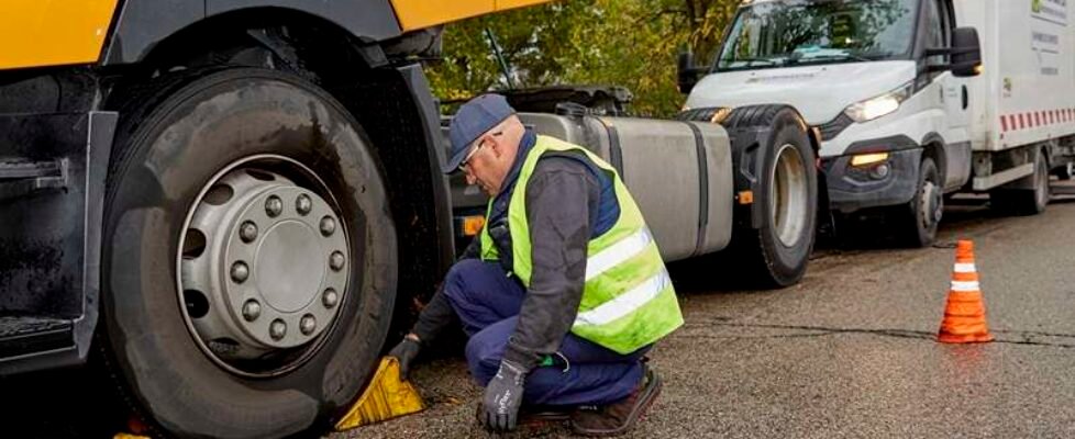 Euromaster-ok24horas- camion-asistencia-carretera-averia-grua-carretera-camionero-neumatico