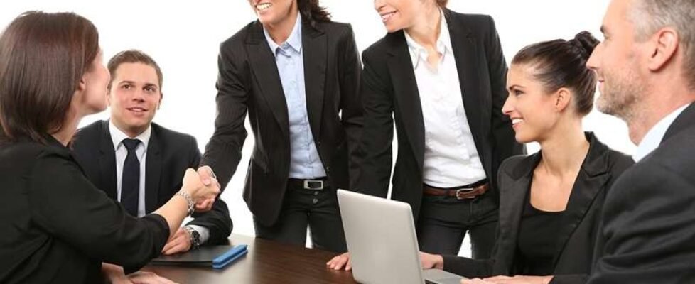 mediadores-agentes-corredores-empleados-acuerdo-equipo-gratuita