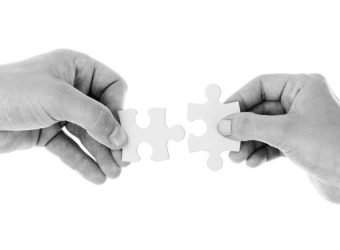 piezas-puzzle-manos-fusion-integración-asociación-unión-gratuita