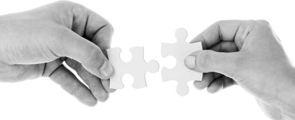 piezas-puzzle-manos-fusion-integración-asociación-unión-gratuita