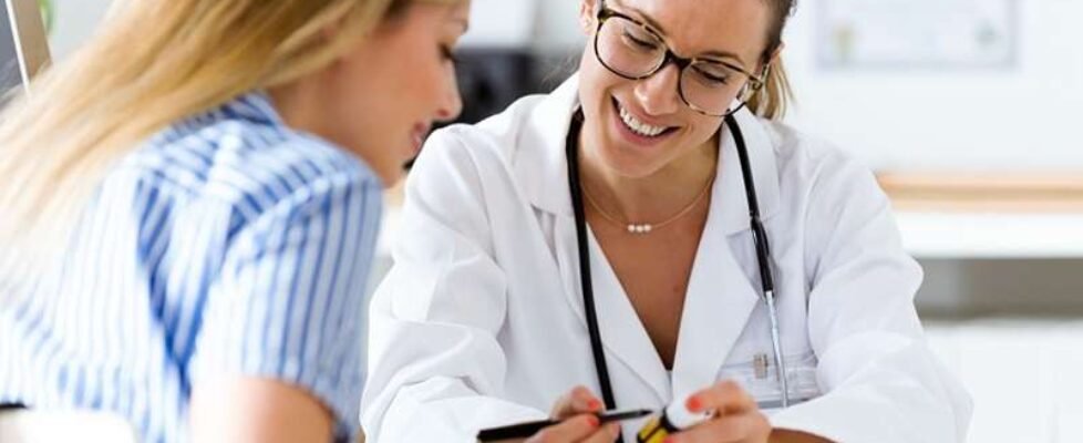 IMQ-Doctora hablando con una paciente