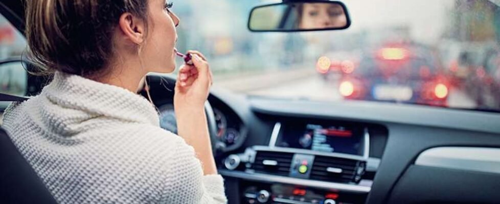 Las multas de tráfico más curiosas: desde el uso del claxon hasta conducir con chanclas