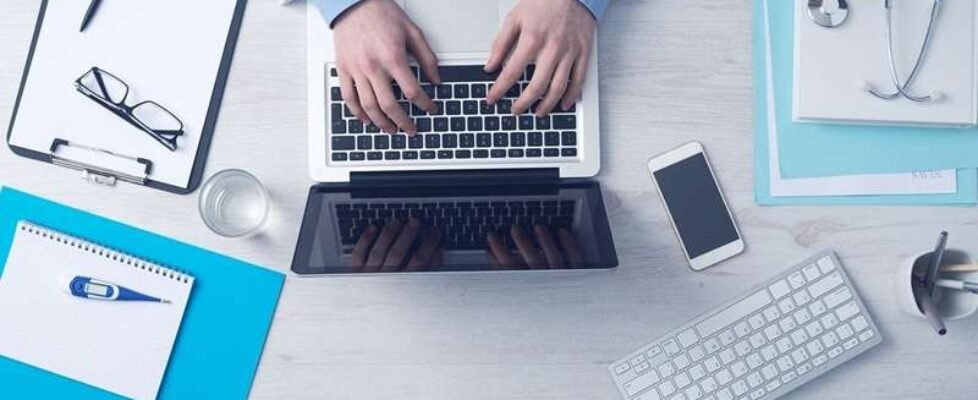 medico-sanitario-ordenador-digital-salud-gratuita
