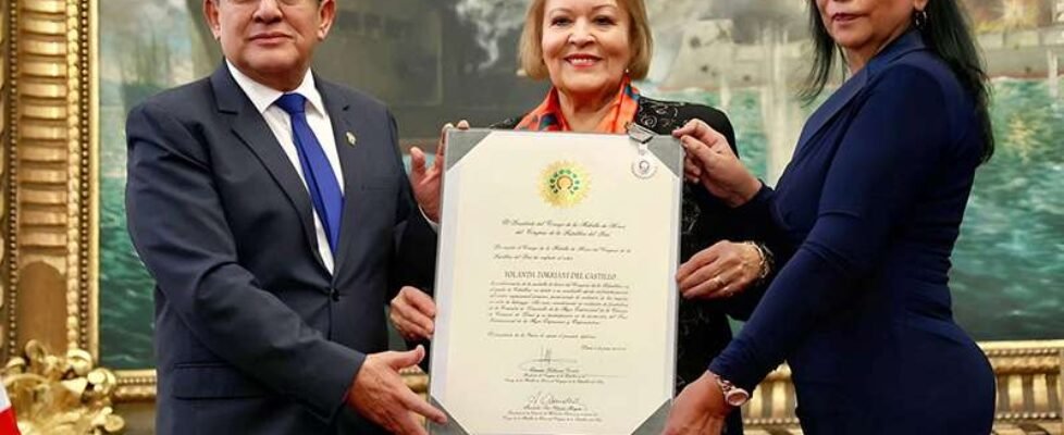 Yolanda torriani - addvalora - medalla Peru