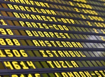 aeopuerto-salida-panel-vuelo-avion-viaje-vacaciones-gratuita