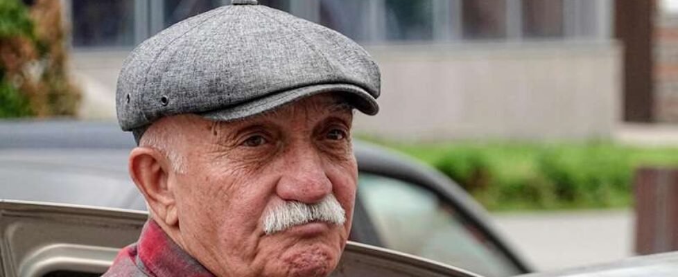 conductor-anciano-senior-coche-gratuita