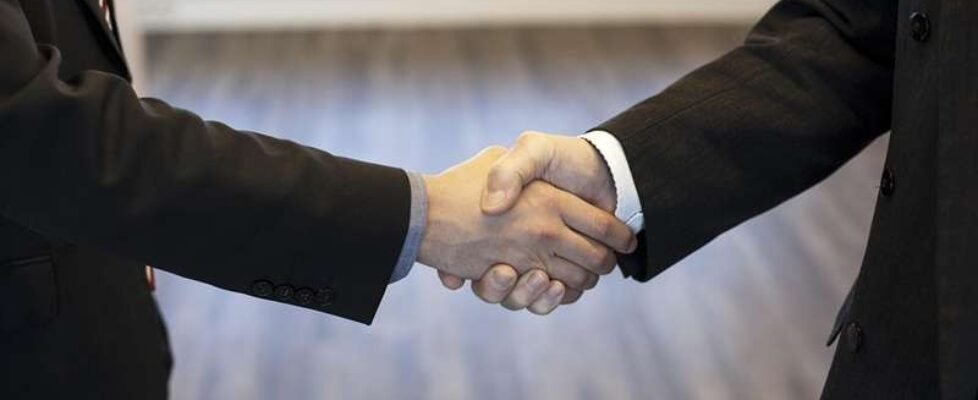 acuerdo-manos-fusion-compra-gratuita