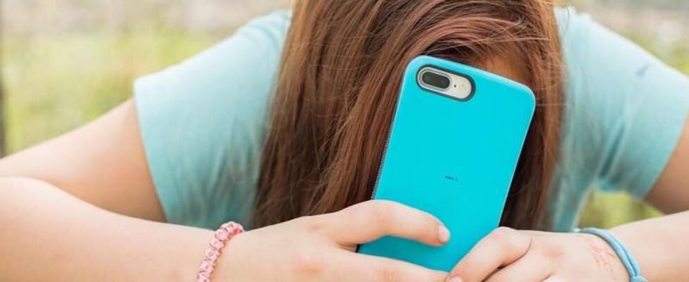 adolescente joven movil redes sociales digital-gratuita
