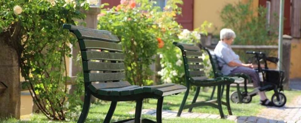 banco parque residencia ancianos senior-gratuita