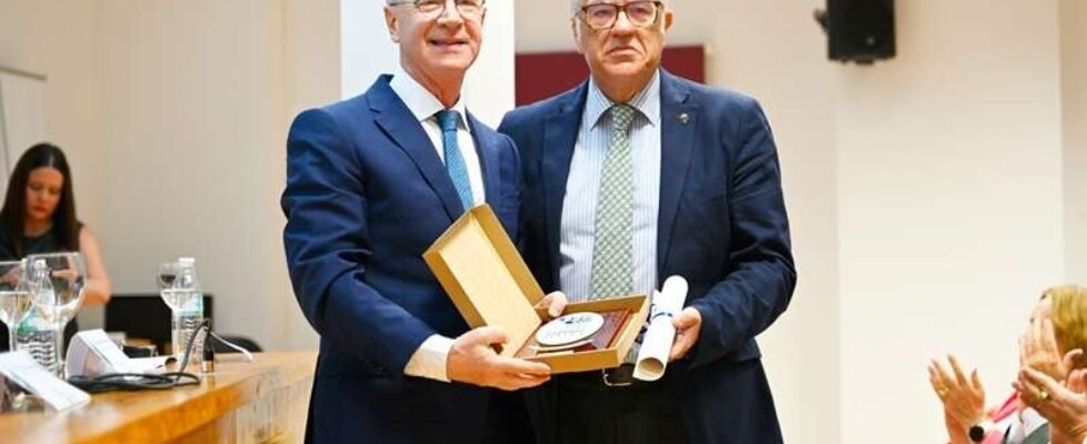 ARMANDO SOLIS (PSN) COLEGIADO DE HONOR COLEGIO VETERINARIOS HUELVA