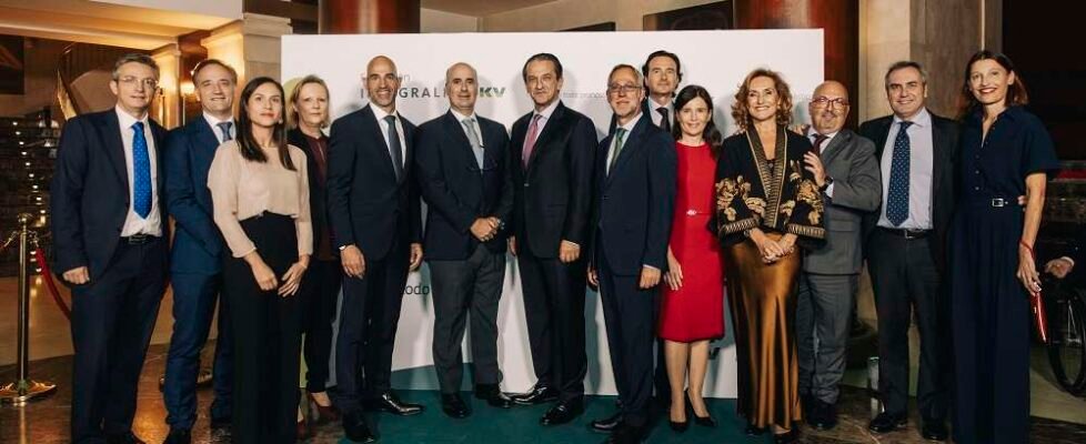 DKV junto a Theo Kokkalas ERGO (002)