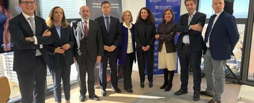 Foto de familia_Instituto Español de Analistas y EFFAS presentan ECRA