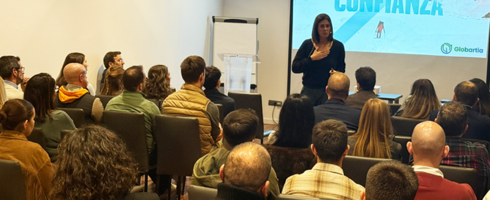 Edurne-Pasaban-junto-con-la-plantilla-del-Grupo-Globartia-2025