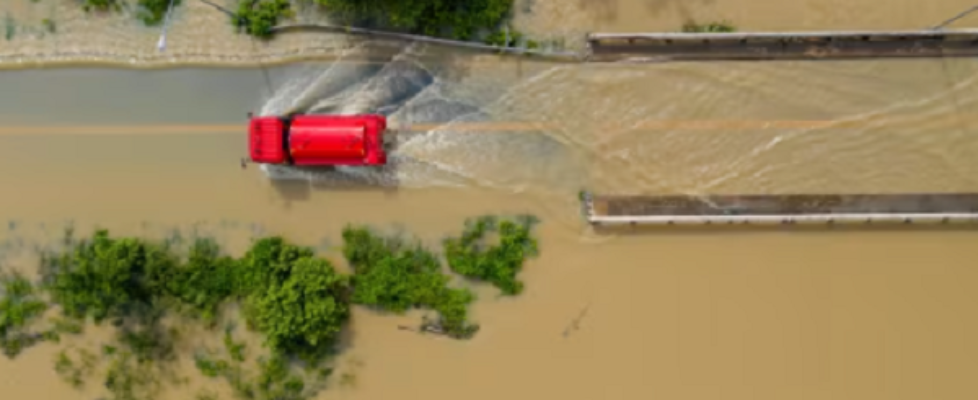 Aon risk-flood-street-1175250451