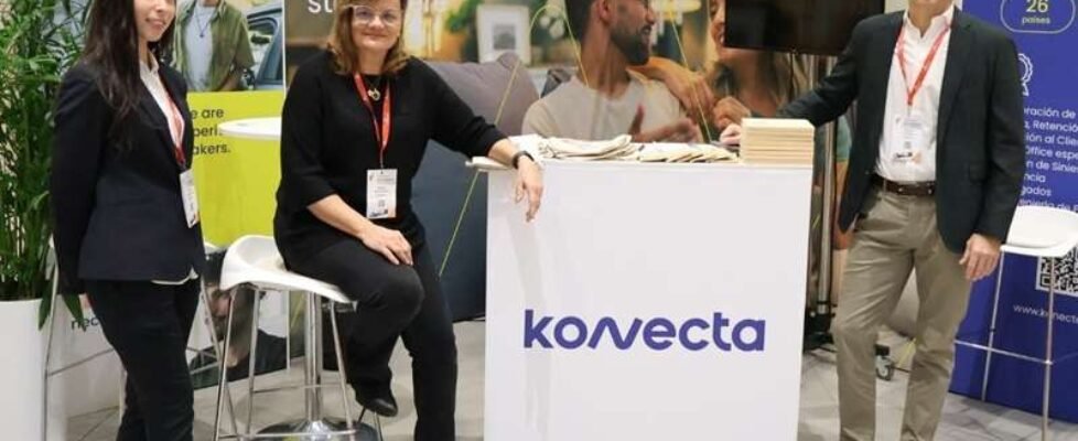 Francisco Rodríguez, Business Developer Manager de Konecta Digital, y Begoña Arana, gerente comercial del sector seguros de Konecta_2