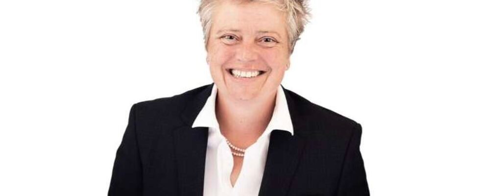 Vicky Roberts-Mills - AXA XL